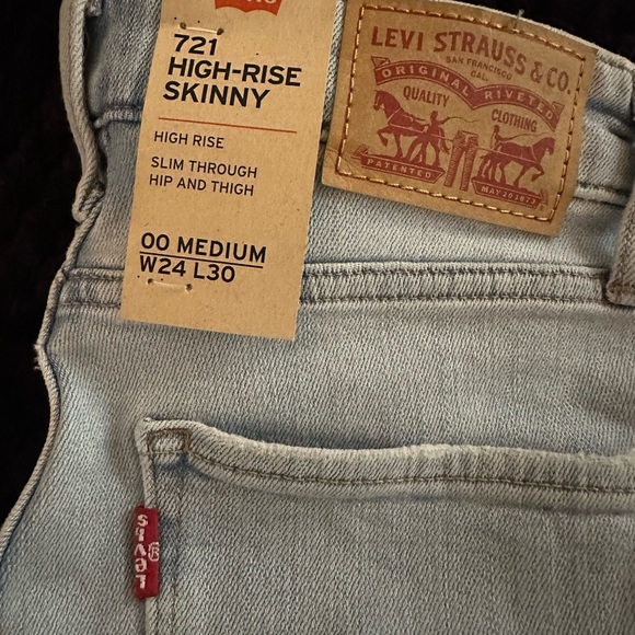 Levi NWT. Distressed skinny jeans. - Picture 2 of 6